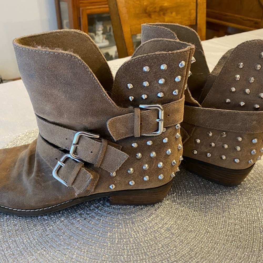 Tan short boots size 8m suede